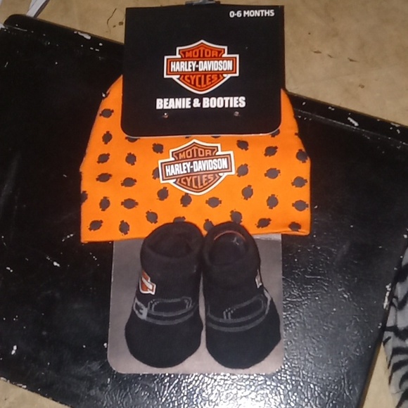 Beanie&Booties - Picture 2 of 3